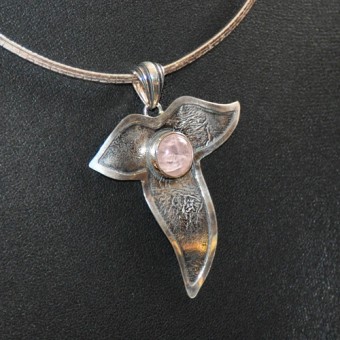 СРЕБЪРЕН МЕДАЛЬОН С РОЗОВ КВАРЦ